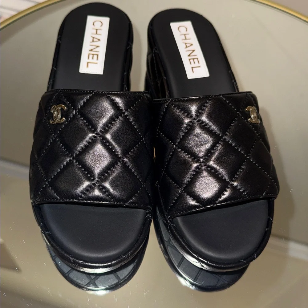 CHANEL Dad sandals Quilted leather CC logo  slide 38 - Picture 15 of 17